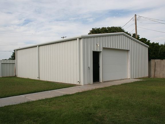 5th image of 832 Oxford Dr
