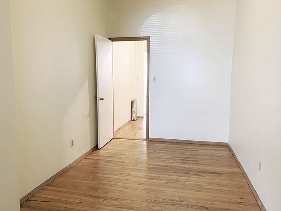 4th image of 296A Nassau Ave APT 1R
