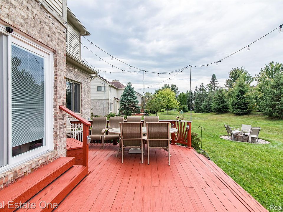 374 Robert Ct, photo 11
