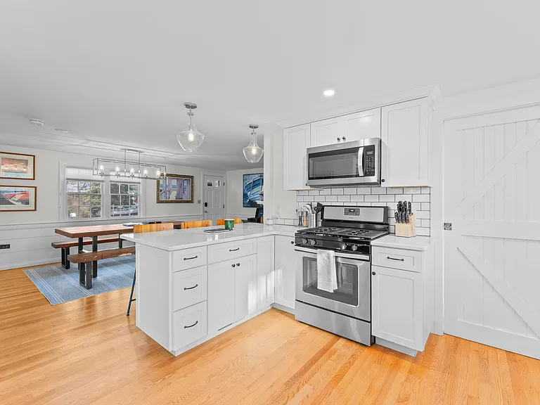 25 Robbins Rd — Photo 4