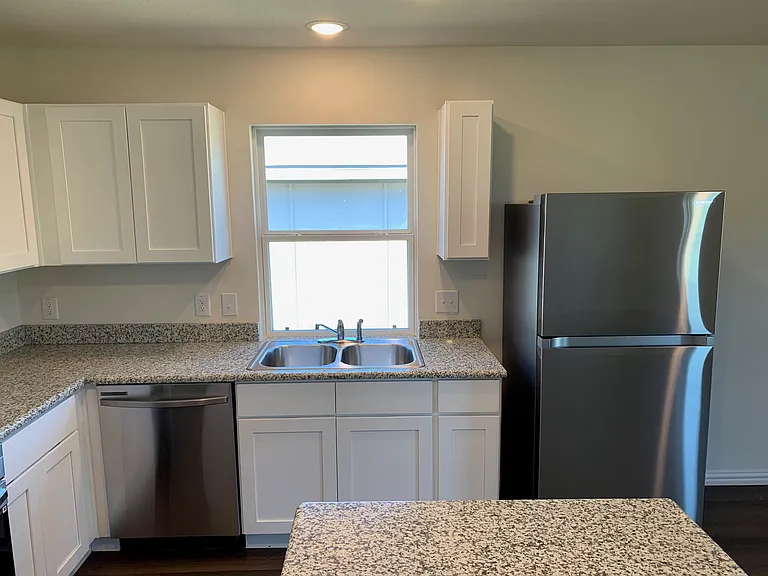 413 E Hull St — Photo 27