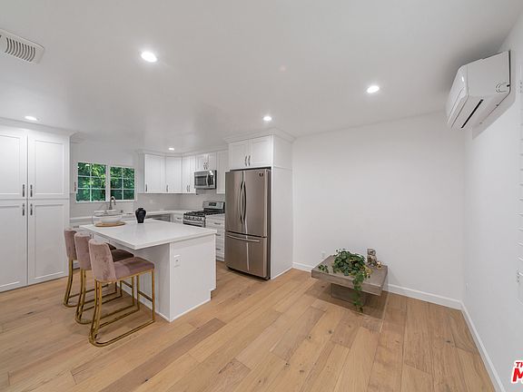 4th image of 5818 1/2 Lindley Ave