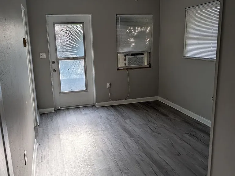 608 N Baker St — Photo 1