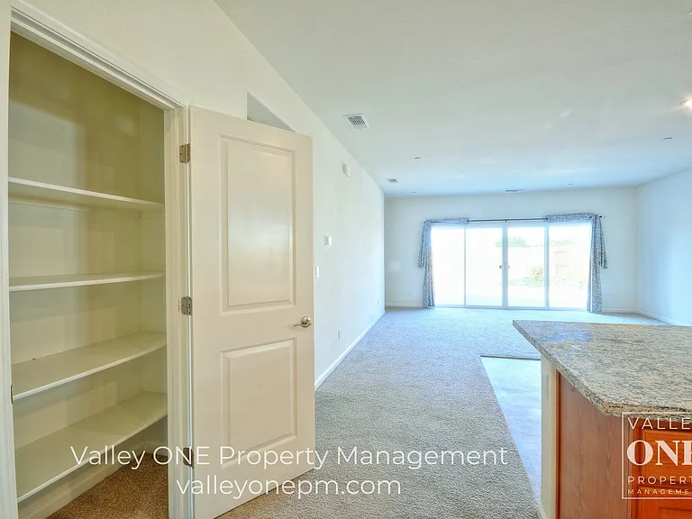 933 Tipton Ln — Photo 15