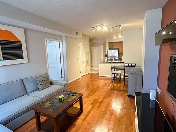 2nd image of 1021 N Garfield St APT 204
