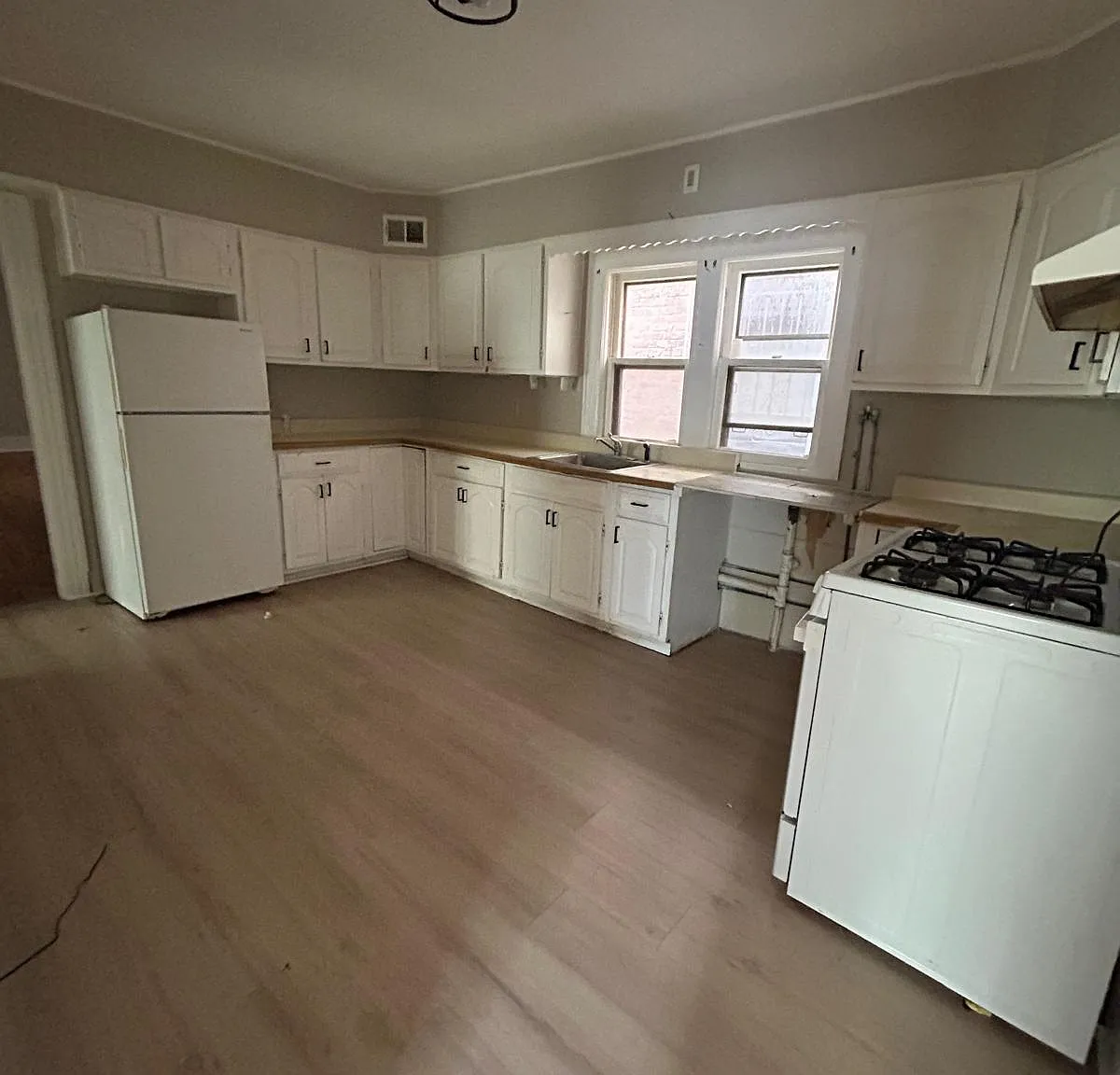 3 bed, $2,100 — Photo 2