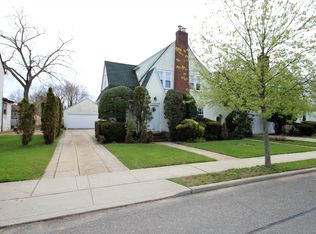 6 Durland Rd, Lynbrook, NY 11563