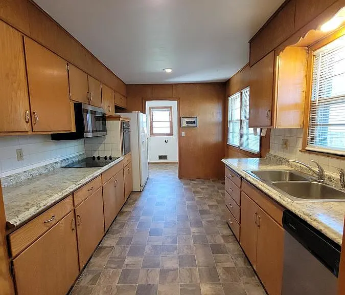 701 NW Hearns Ave — Photo 3
