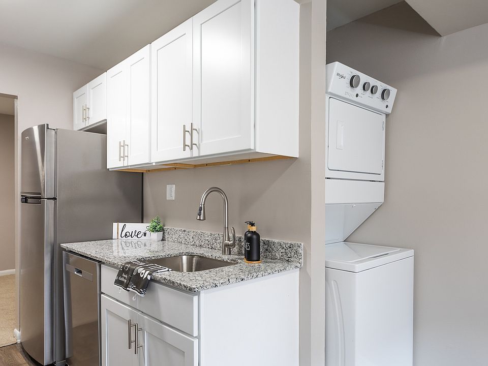 New Renovated Kitchens with in-unit washer/dryer