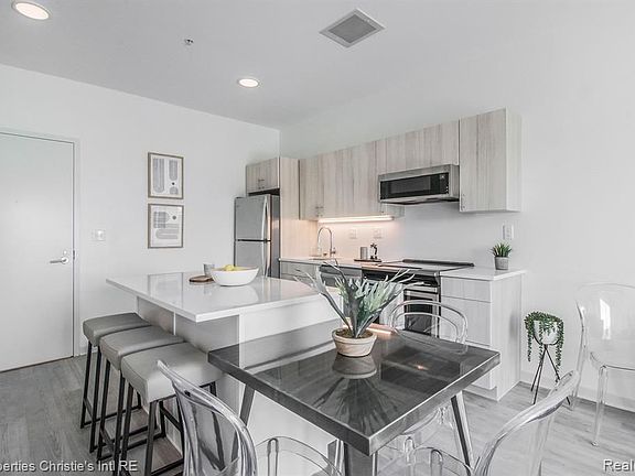 4th image of 7410 Kercheval St #205