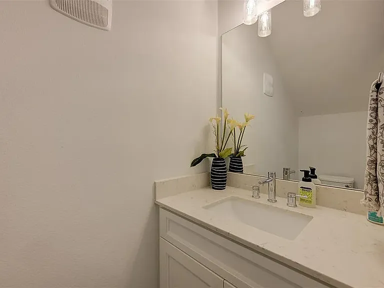 116 E 33rd St #B — Photo 7
