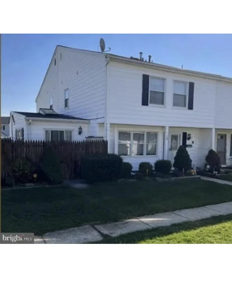 3 bed, 1034 sqft, $2,450 — Photo 1