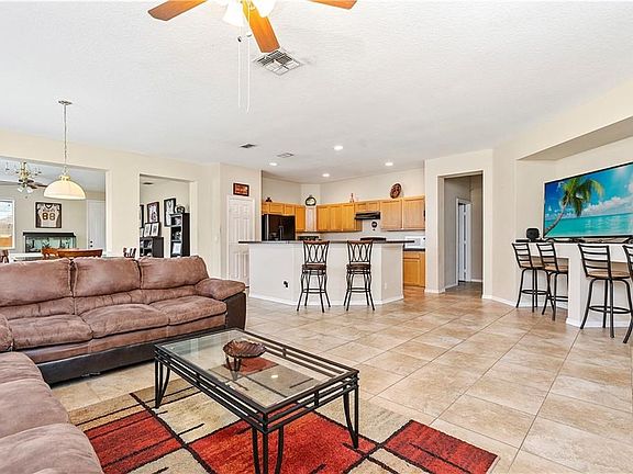 5th image of 573 SW Crawfish Dr