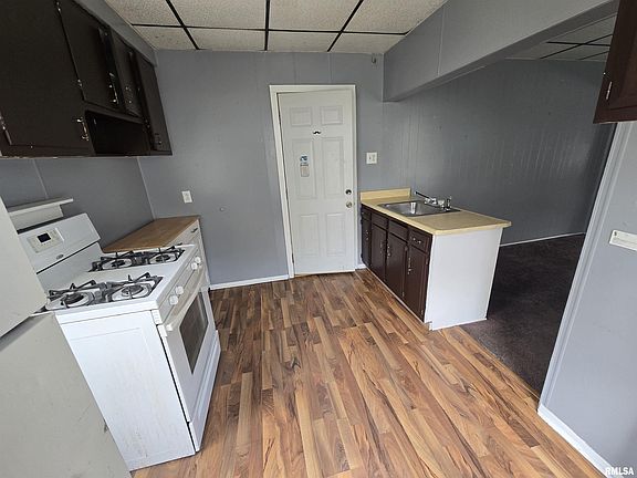 3rd image of 526 E Walnut St