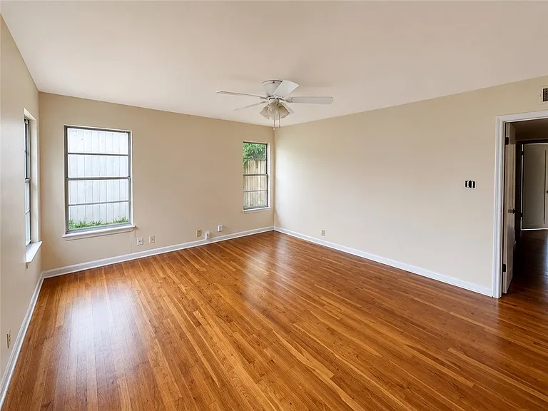 1013 Dolphin Pl — Photo 2