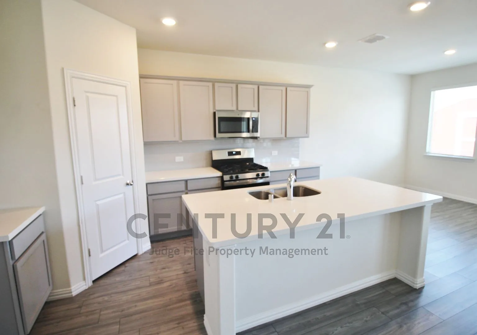 Beautiful 4/2/2 Built in 2020 For Rent! — Photo 4