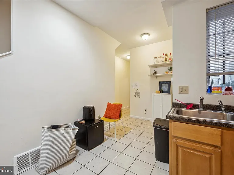 1521 Fontain St — Photo 11