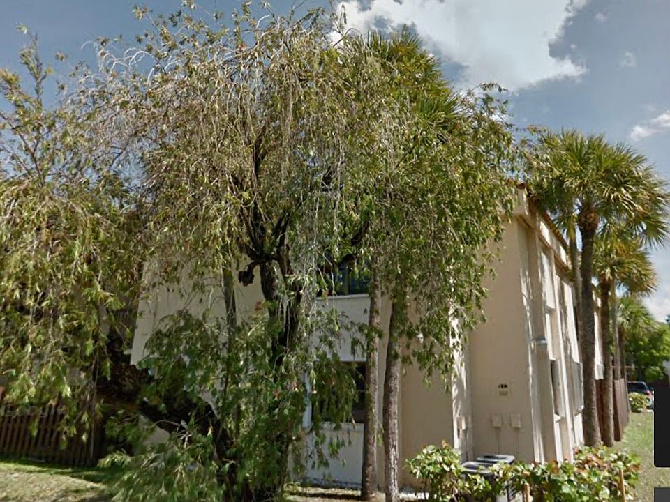 1st image of 690 W Park Dr