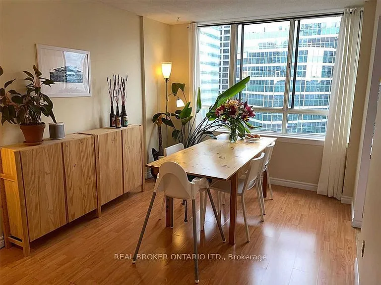 633 Bay St #2021 — Photo 7