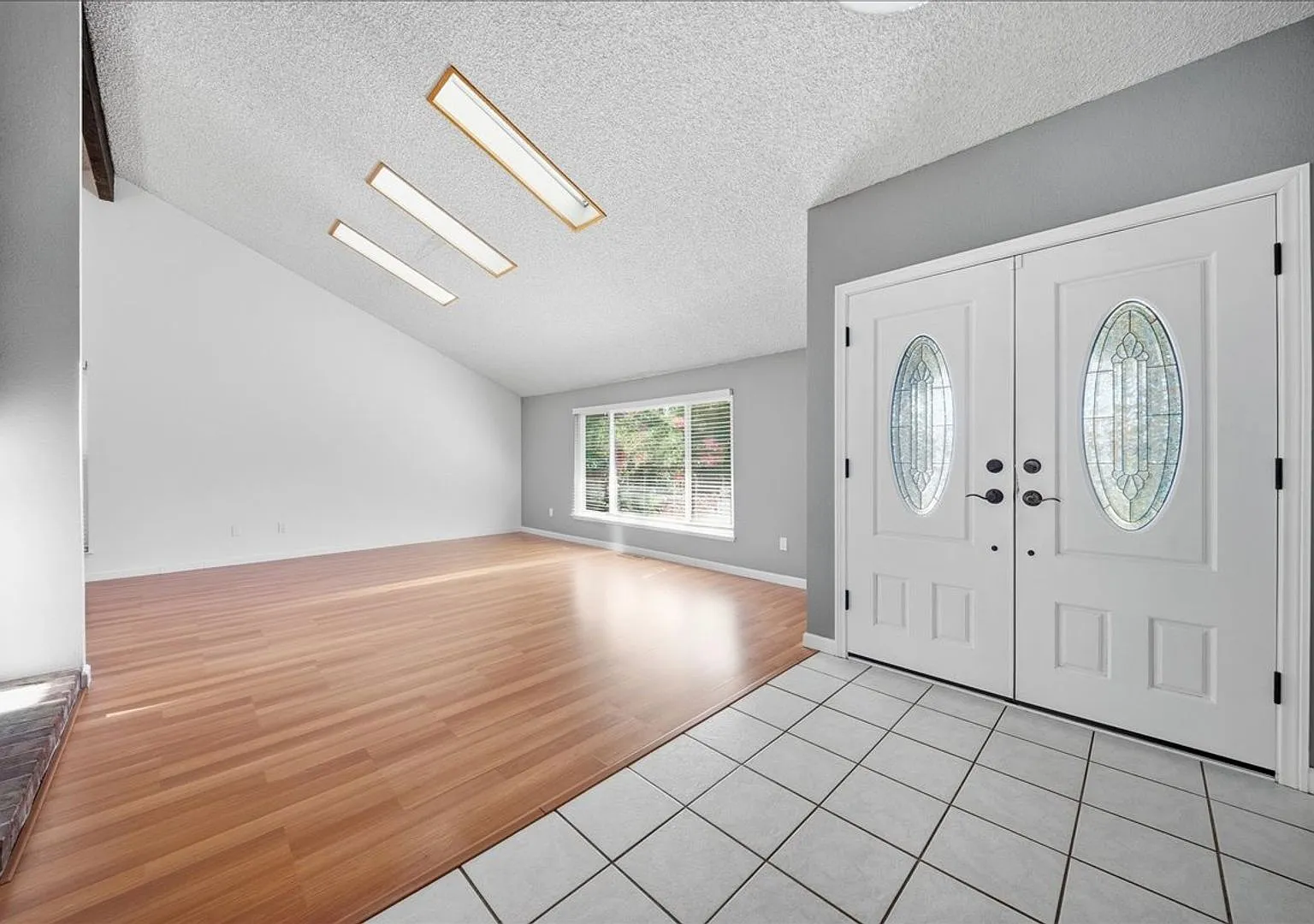 1615 Oakview Dr — Photo 3