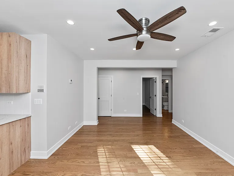1910 W Winnemac Ave #2 — Photo 1