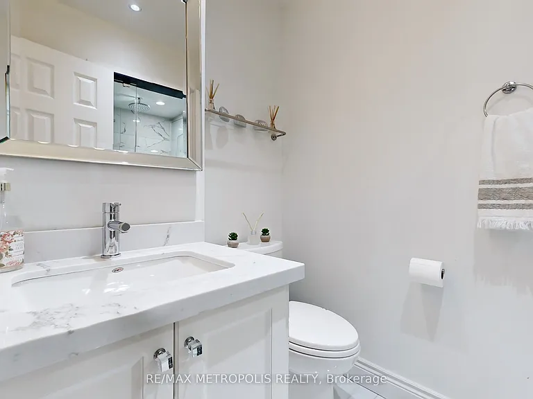 14 Piazza Cres — Photo 22