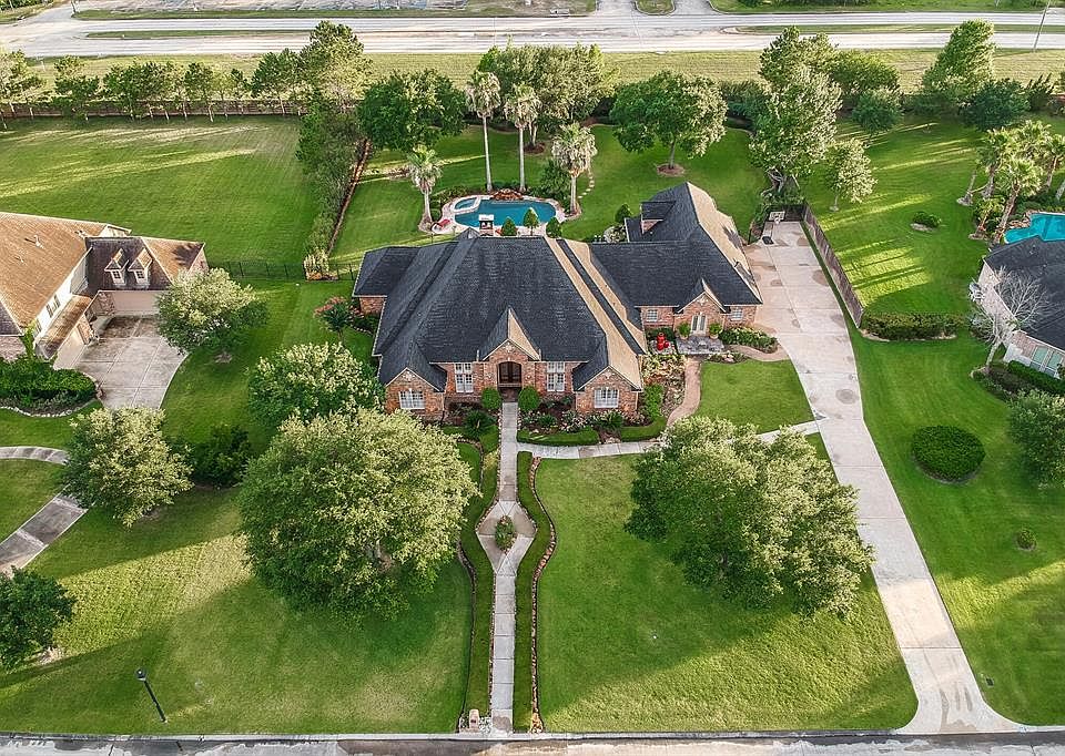 You'll find mainly single story living at 2502 Britton Ridge - all bedrooms are down ...large gameroom/bunk room/ media room up ..is ideal as a teen h