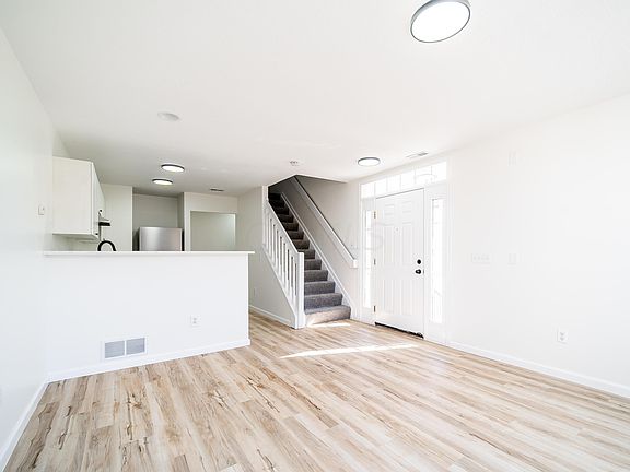 3rd image of 332 Oxford Oak Dr
