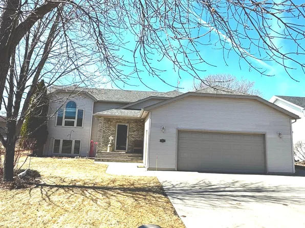 1211 18th St N, Moorhead, MN 56560