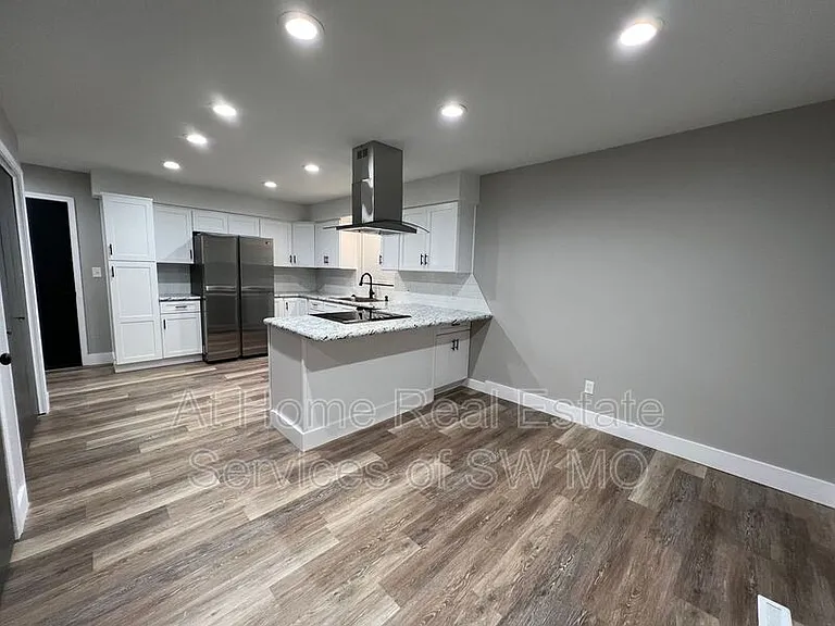 738 E Powell St — Photo 6