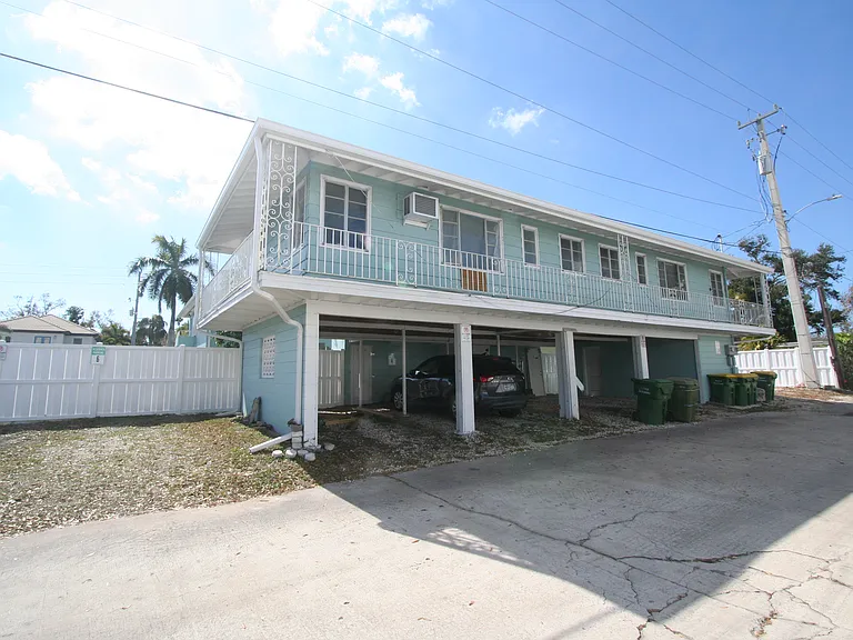 1887 Hyde Park St — Photo 17