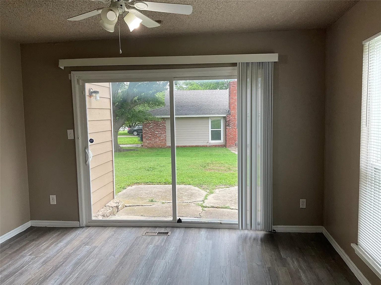 3 bed, 2.5 bath, 1592 sqft, $1,595 — Photo 4