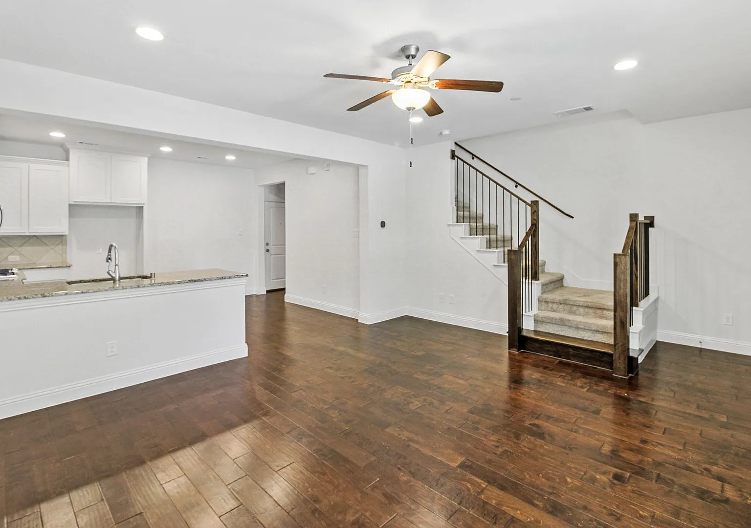 Stunning 3 bedroom 2.5 bath townhome in McKinney! — Photo 3