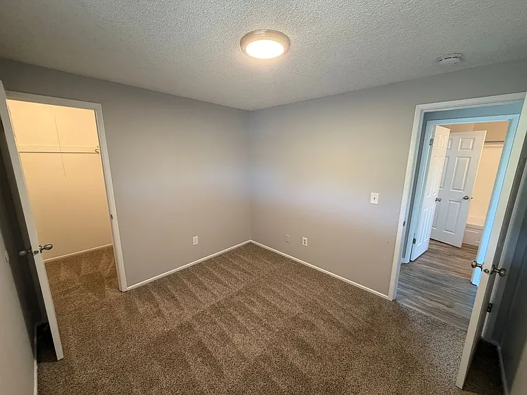 325 SW Academy St — Photo 2