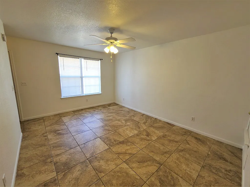 2 bed, 1.5 bath, 915 sqft, $795 — Photo 3