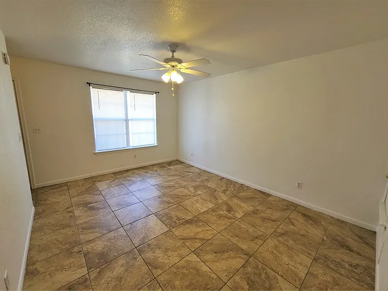 2802C Leroy Cir #C — Photo 3