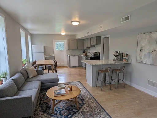 4 bed, 1500 sqft, $2,185 — Photo 2