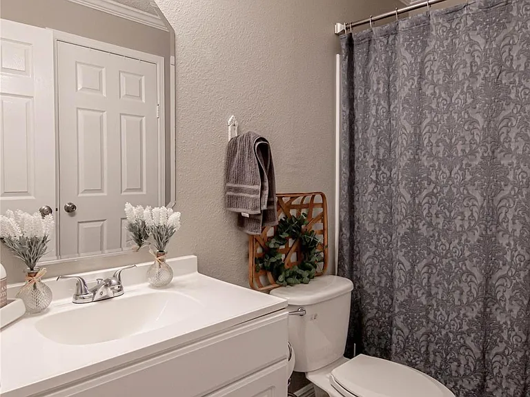 160 Varsity Dr — Photo 18