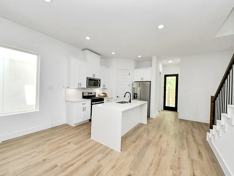 8313 Venus St — Photo 7