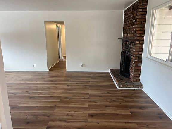 3rd image of 915 E Gladstone St