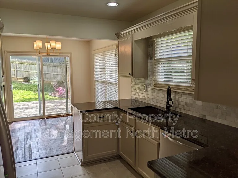 215 Broken Lance Pl — Photo 7