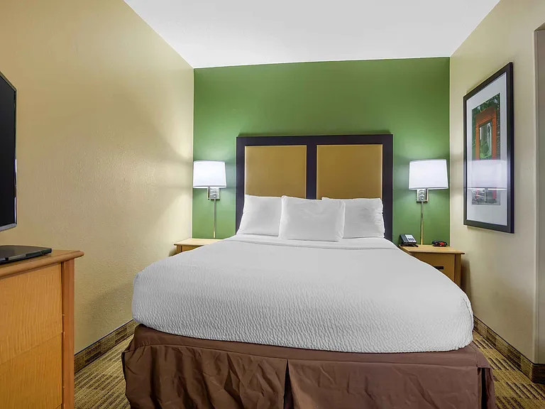 Deluxe Studio - 1 Queen Bed