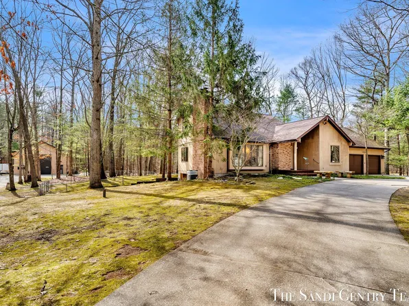 15212 Hickory St, Spring Lake, MI 49456