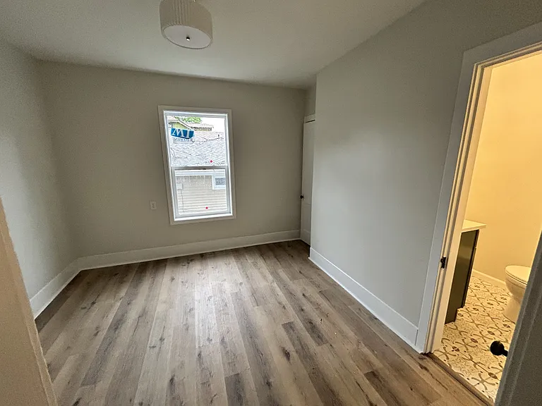 1404 W Springfield Ave — Photo 4