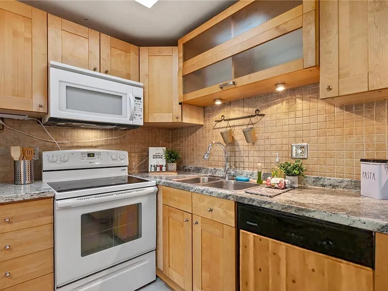 4308 NE Sunset Blvd #D-4 — Photo 3