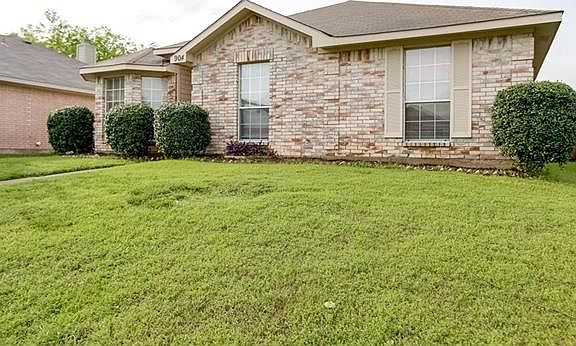 3rd image of 904 Applewood Dr