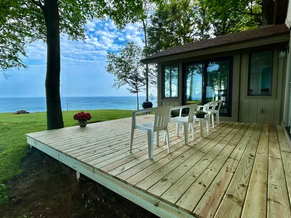 1196 Cherry Dr, South Haven, MI 49090