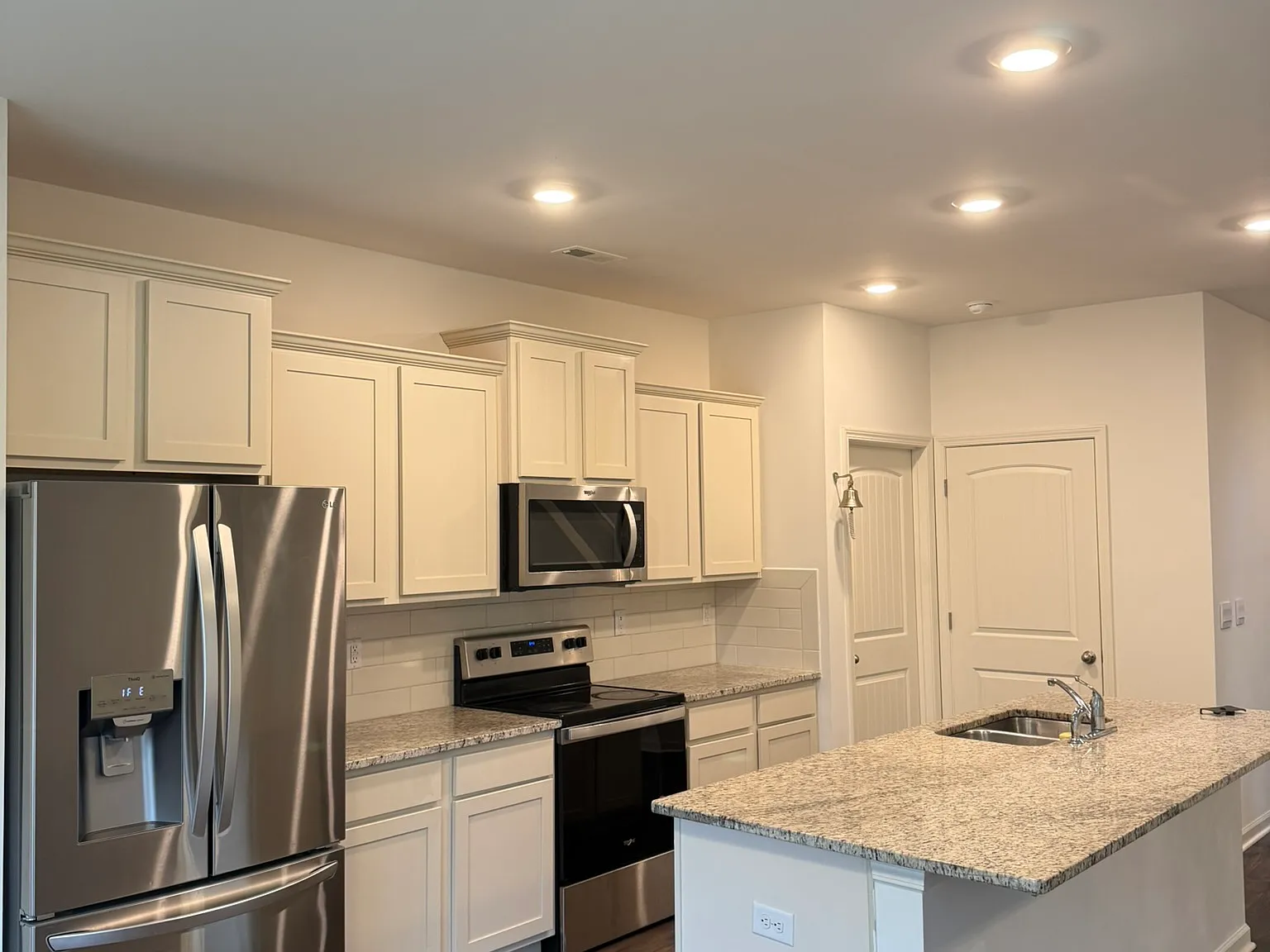 4 bed, 2.5 bath, 2618 sqft, $2,200 — Photo 4