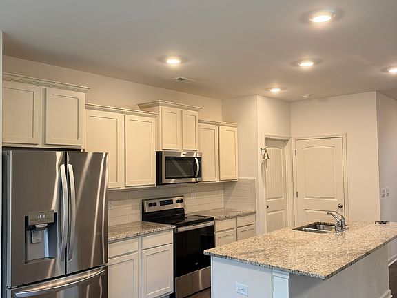 4th image of 913 Saffron Dr