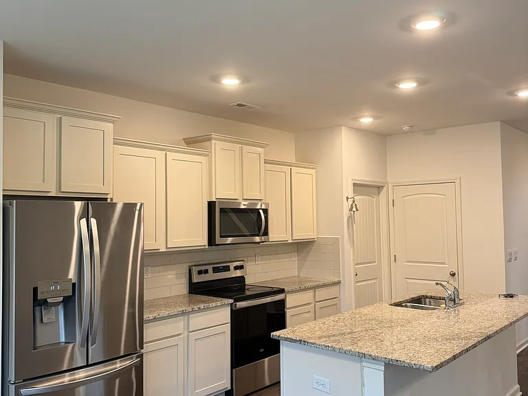 913 Saffron Dr — Photo 4